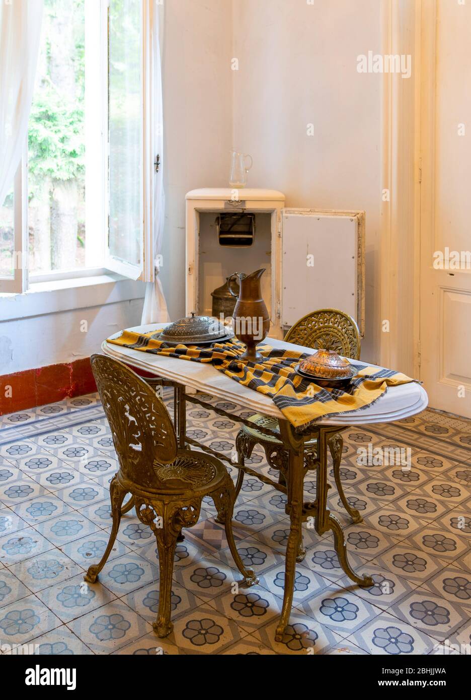 Mesa de comedor de mármol antiguo y silla de metal antiguo y nevera en una  cocina clásica y moderna Fotografía de stock - Alamy