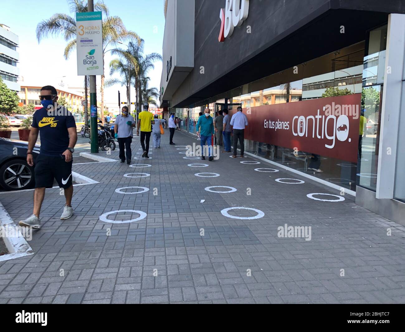 LIMA, PERÚ - 20 ABR 2020: Personas que respetan la distancia física y social en la cuarentena llevada a cabo en la ciudad de Lima, Perú Foto de stock