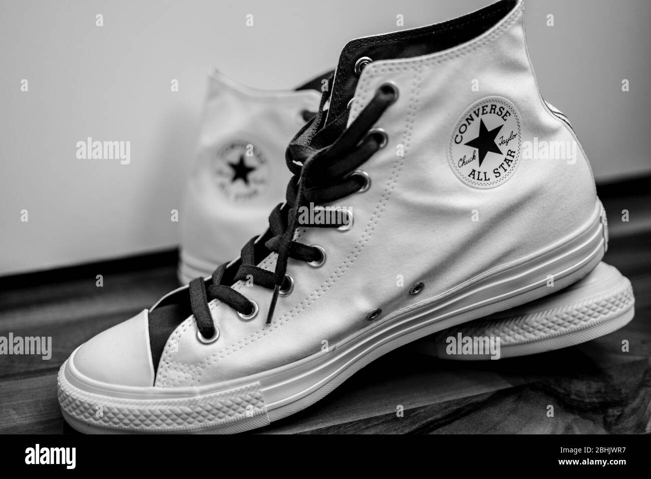 Orgulloso ratón nombre de la marca Sneakers Converse en blanco y negro Fotografía de stock - Alamy