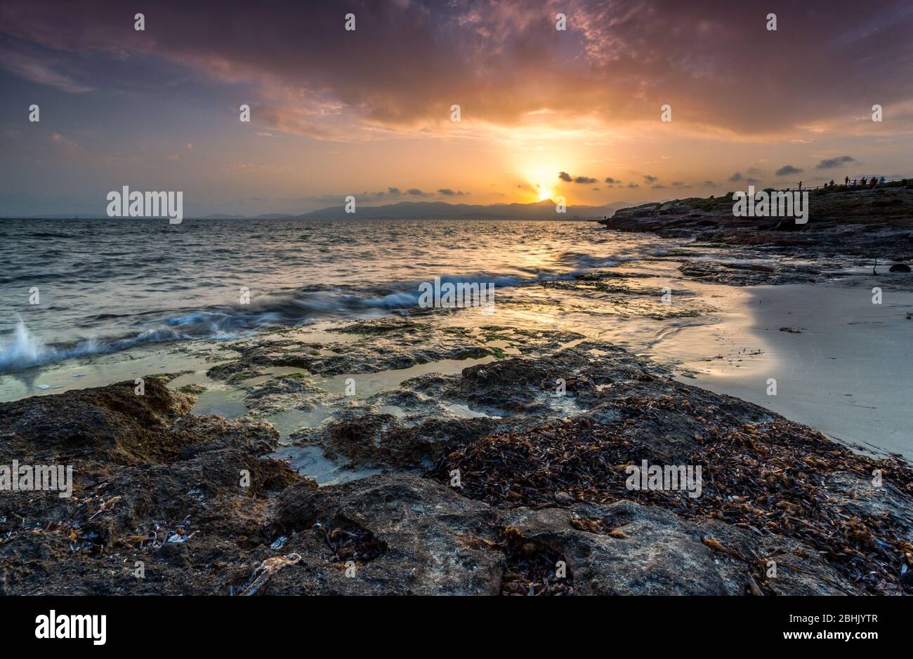 Puesta de sol en la playa de Can Pere Antoni, Palma di Maiorca, Mallorca, Islas Baleares España, Europa Occidental Foto de stock
