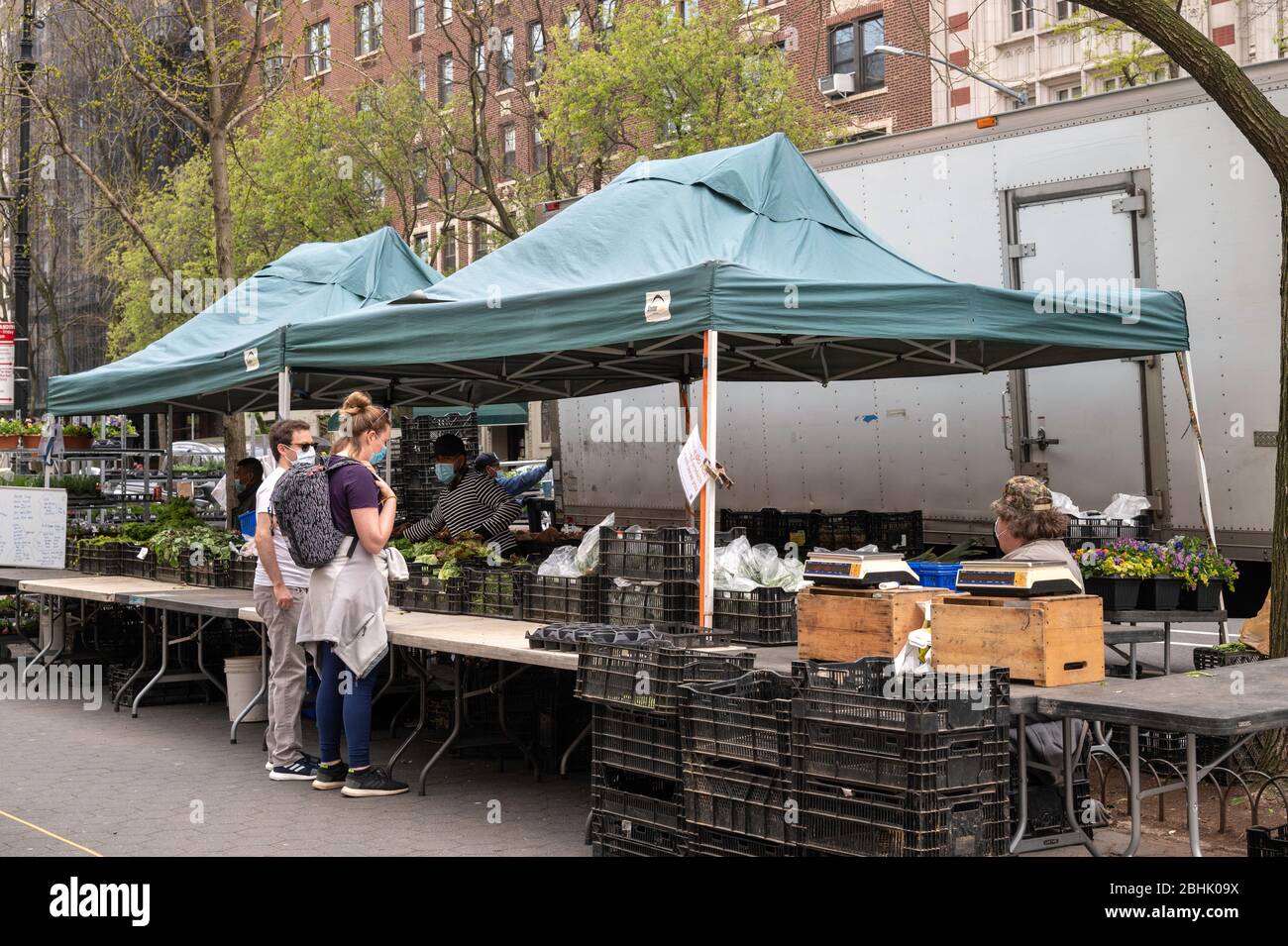 Nueva York, NY, EE.UU. 19 de abril de 2020. Granjeros Market vendedores ambulantes y clientes en el Upper West Side de Manhattan durante la pandemia del Coronavirus. Foto de stock