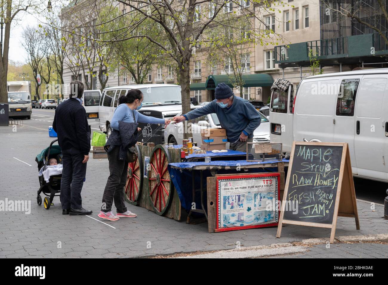 Nueva York, NY, EE.UU. 19 de abril de 2020. Vendore vende jarabe de arce y miel en el lado Alto Oeste de Manhattan durante la pandemia del Coronavirus. Foto de stock