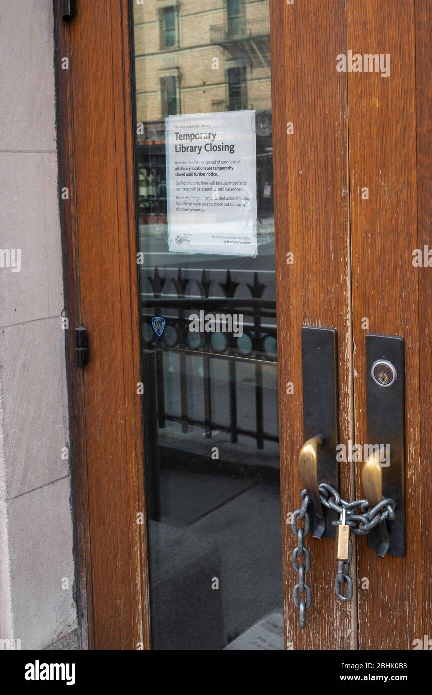 Nueva York, NY, EE.UU. 19 de abril de 2020. Puertas de biblioteca cerradas en el lado Alto Oeste de Manhattan durante la pandemia del Coronavirus. Foto de stock