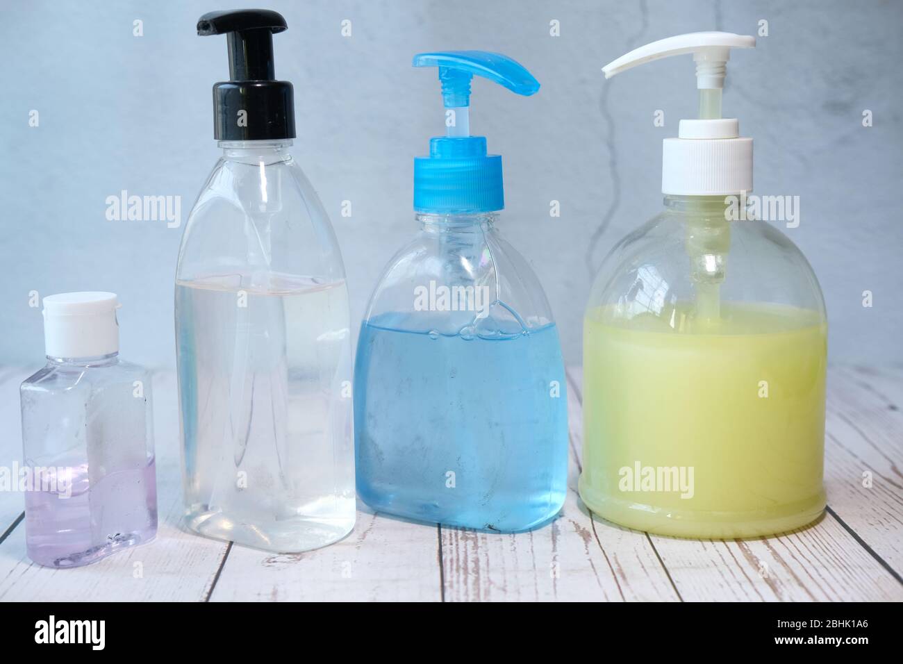 desinfectante para manos y jabón líquido sobre fondo negro Foto de stock