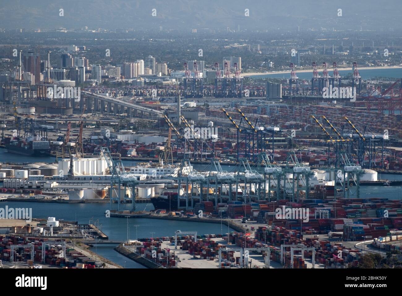 Vista mirando hacia los puertos de contenedores y bultos de los Angeles y Long Beach, el complejo portuario más concurrido de los Estados Unidos Foto de stock