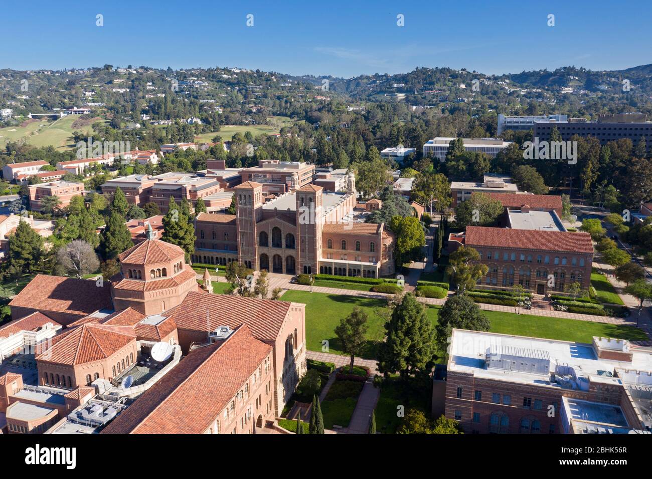 Vistas aéreas sobre UCLA, Royce Hall y Powell Library, Westwood, los Angeles, California Foto de stock