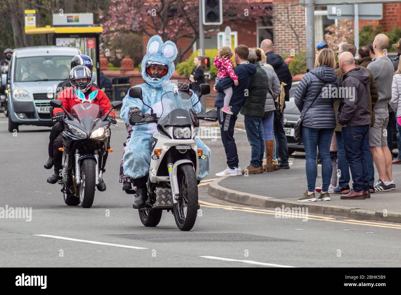 Motociclistas disfrazados para el evento de caridad de la carrera de huevos de Pascua de Wirral 2019, Grange Road, West Kirby Foto de stock