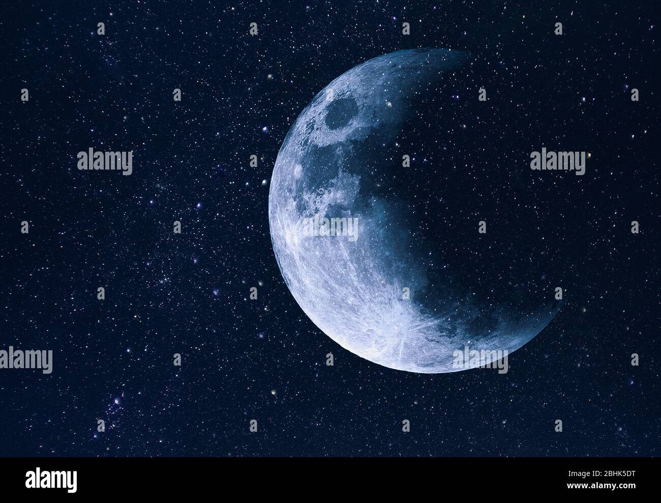 Espacio increíble, cielo con estrellas y luna durante el eclipse, fondo Foto de stock