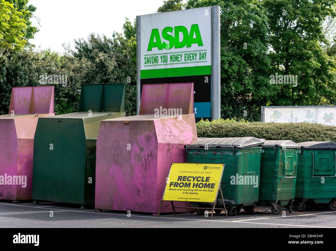 Las papeleras de reciclaje públicas se han desocupado del servicio debido a la pandemia del coronavirus, Hampshire, Inglaterra, Reino Unido Foto de stock