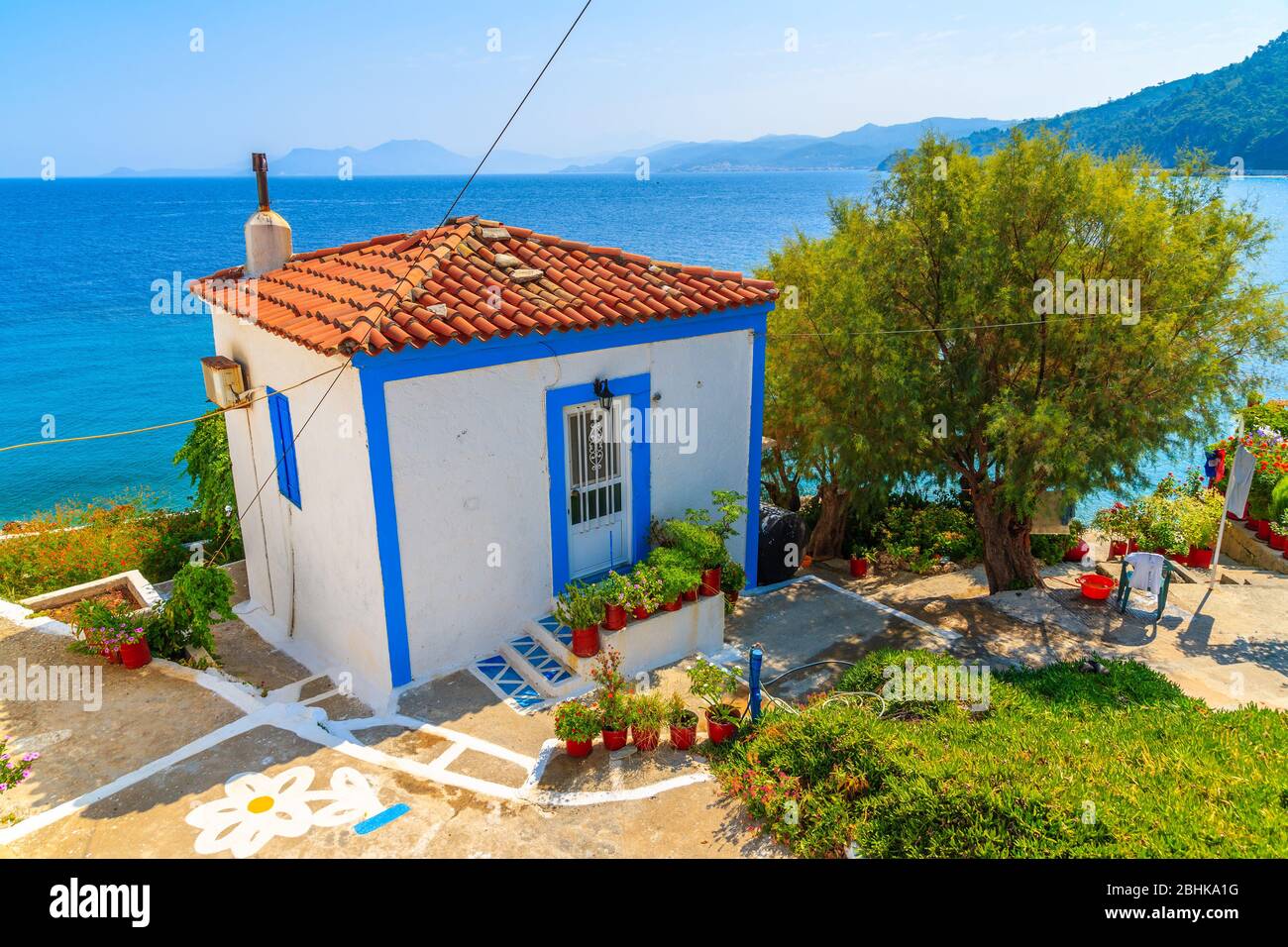 Típica casa griega blanca en la costa de la isla de Samos, Mar Egeo, Grecia Foto de stock