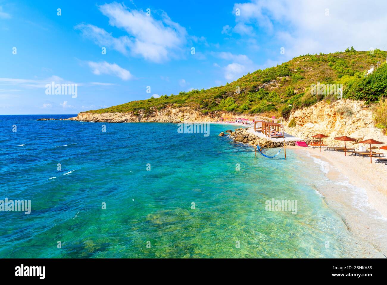 Idílica playa en la bahía de Proteas cerca de la ciudad de Pythagorion, isla de Samos, Mar Egeo, Grecia Foto de stock