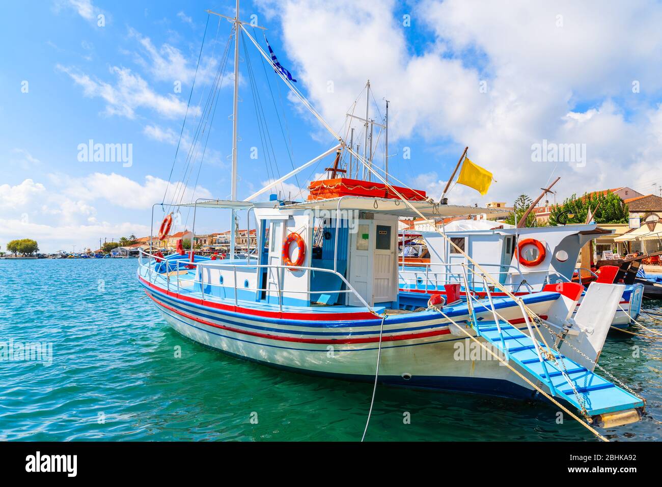Colorido típico barco pesquero en el puerto de la isla de Samos, Pythagorion en Grecia Foto de stock