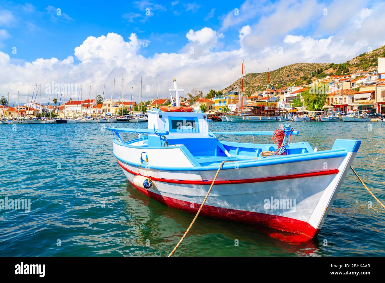 Típico barco de pesca de colores en el puerto de Pythagorion, isla de Samos, Mar Egeo, Grecia Foto de stock
