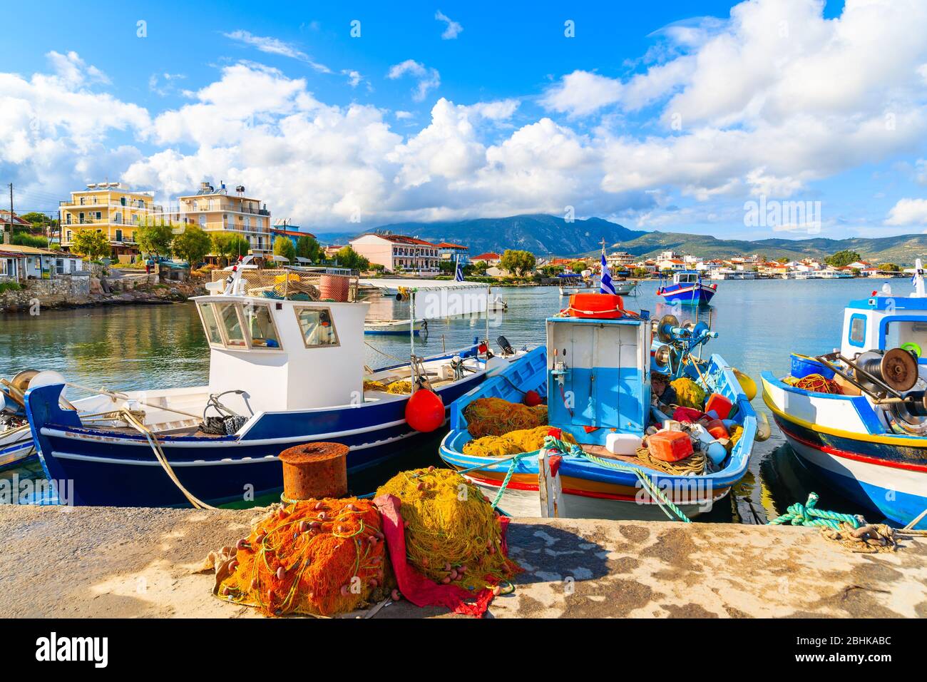 Griego coloridos barcos de pesca en el puerto de amarre en la isla de Samos, Grecia Foto de stock