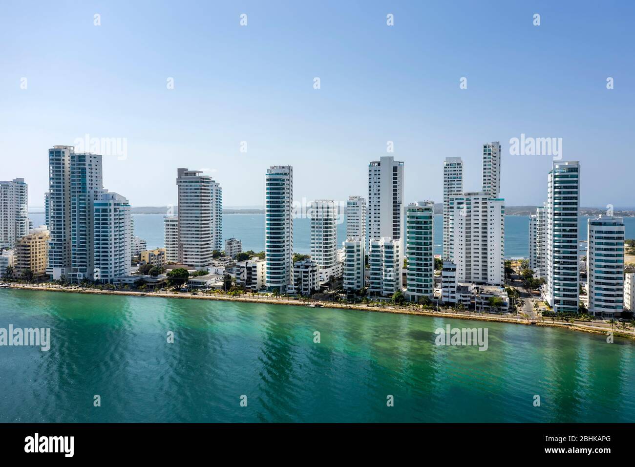 Vista aérea de los hoteles y altos edificios de apartamentos cerca de la costa caribeña. Horizonte moderno de la ciudad. Foto de stock