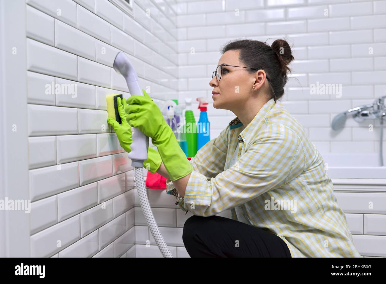 Mujer haciendo limpieza del baño en casa, mujer lavando la pared de  azulejos con vapor. Uso del limpiador a vapor para una limpieza rápida  Fotografía de stock - Alamy