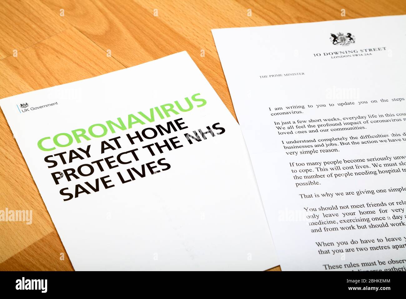 Carta informativa del Gobierno del Reino Unido del primer ministro Boris Johnson, en la que se actualiza al público sobre el covid coronavirus 1 Foto de stock