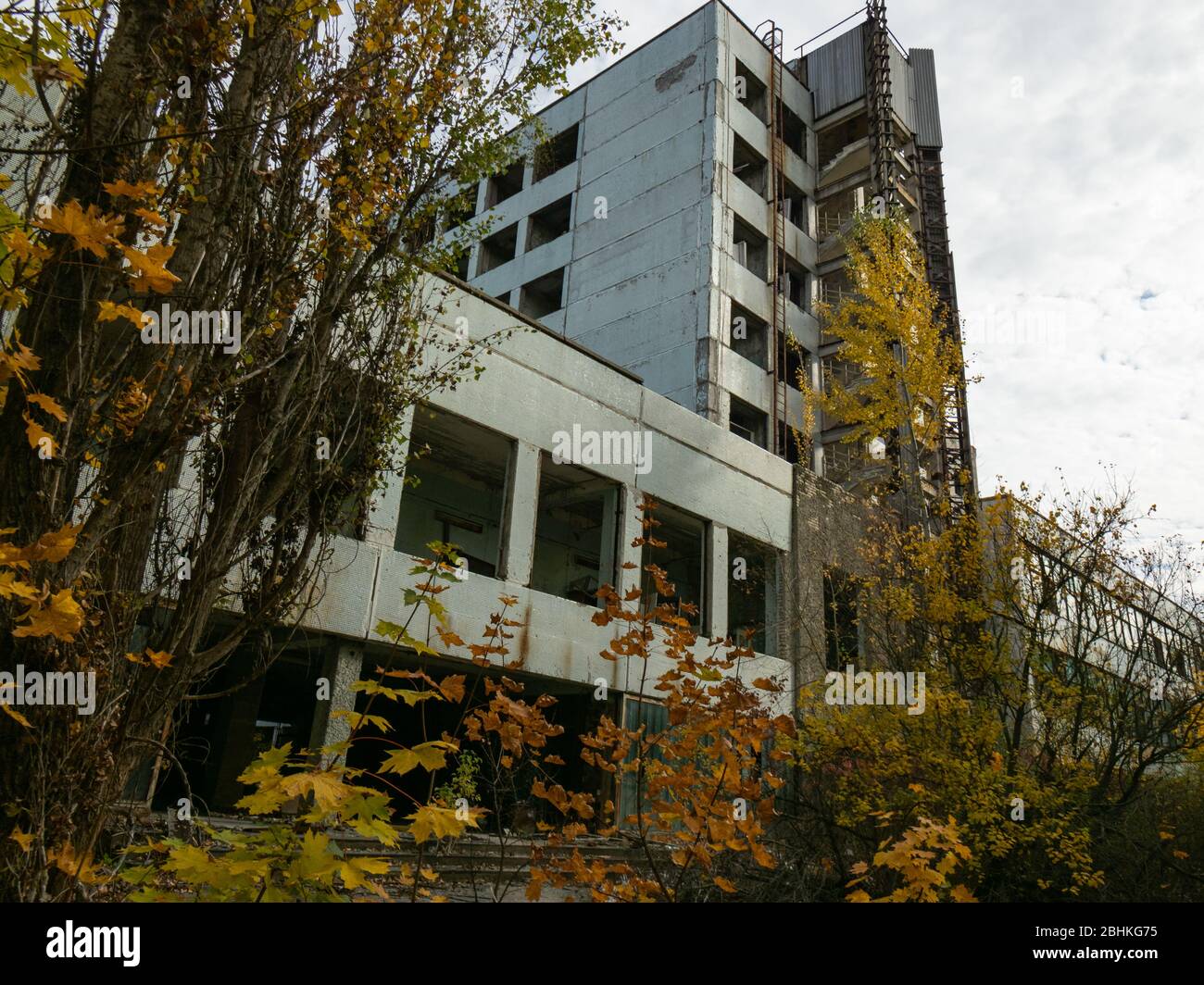 Edificio industrial abandonado en la zona de exclusión de Chernobyl. Ucrania Foto de stock