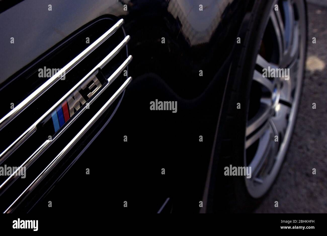 La imagen muestra la insignia de la serie M3 y la aleta delantera de un vehículo BMW en una exposición en el centro de Londres. Foto de stock