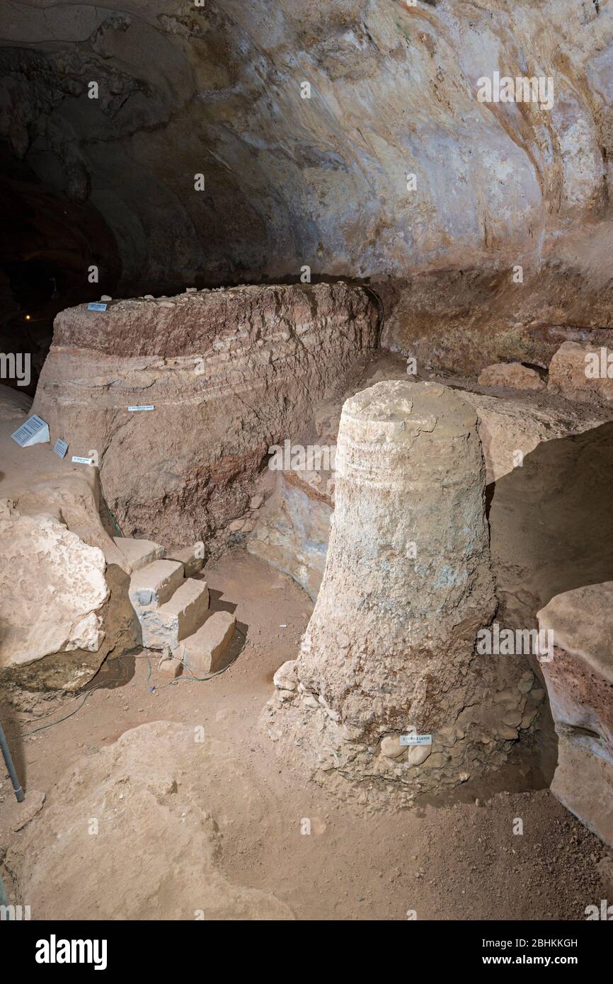 Piso excavado en Ghar Dalam mostrando capas de sedimentos, cueva arqueológica, Malta Foto de stock