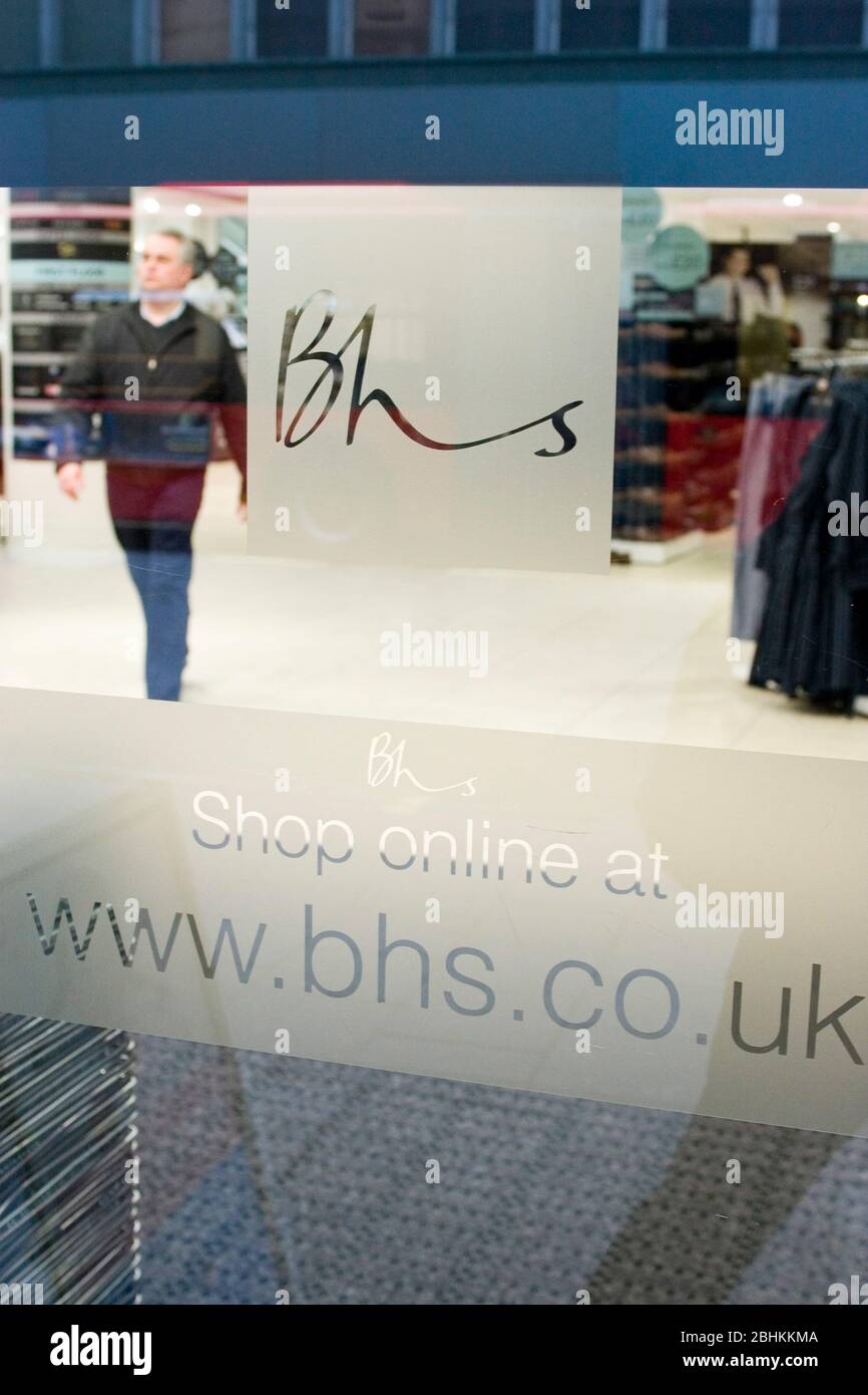Logotipo BHS mate y detalles del sitio web grabados en las puertas de vidrio de la tienda BHS en Oxford Street Foto de stock