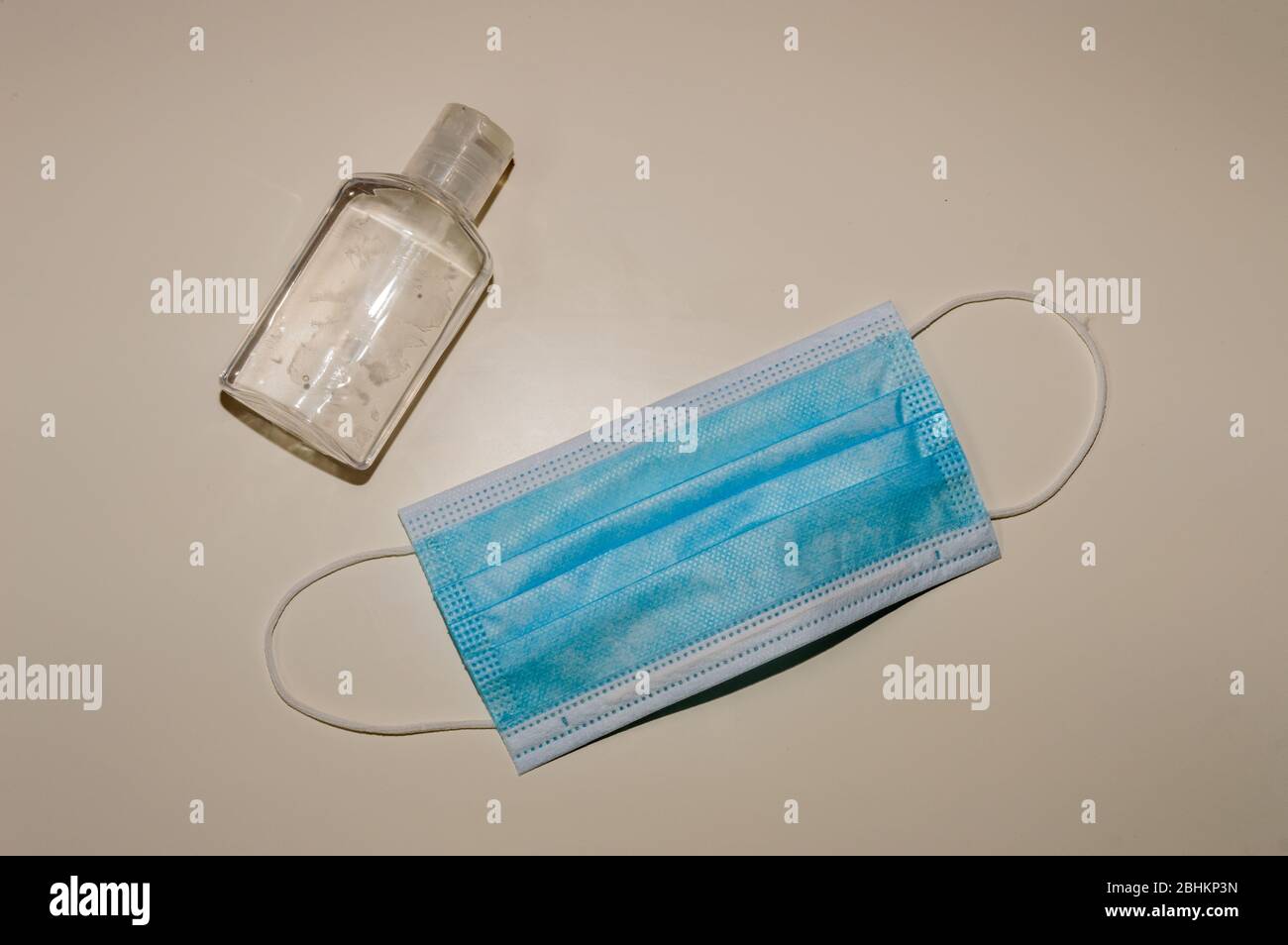 Juego de equipos de protección individual para evitar el uso de Covid-19. También se conoce como Coronavirus. Compuesto por Blue Guantes, mascarilla de gel hidroalcohólico y sirín Foto de stock