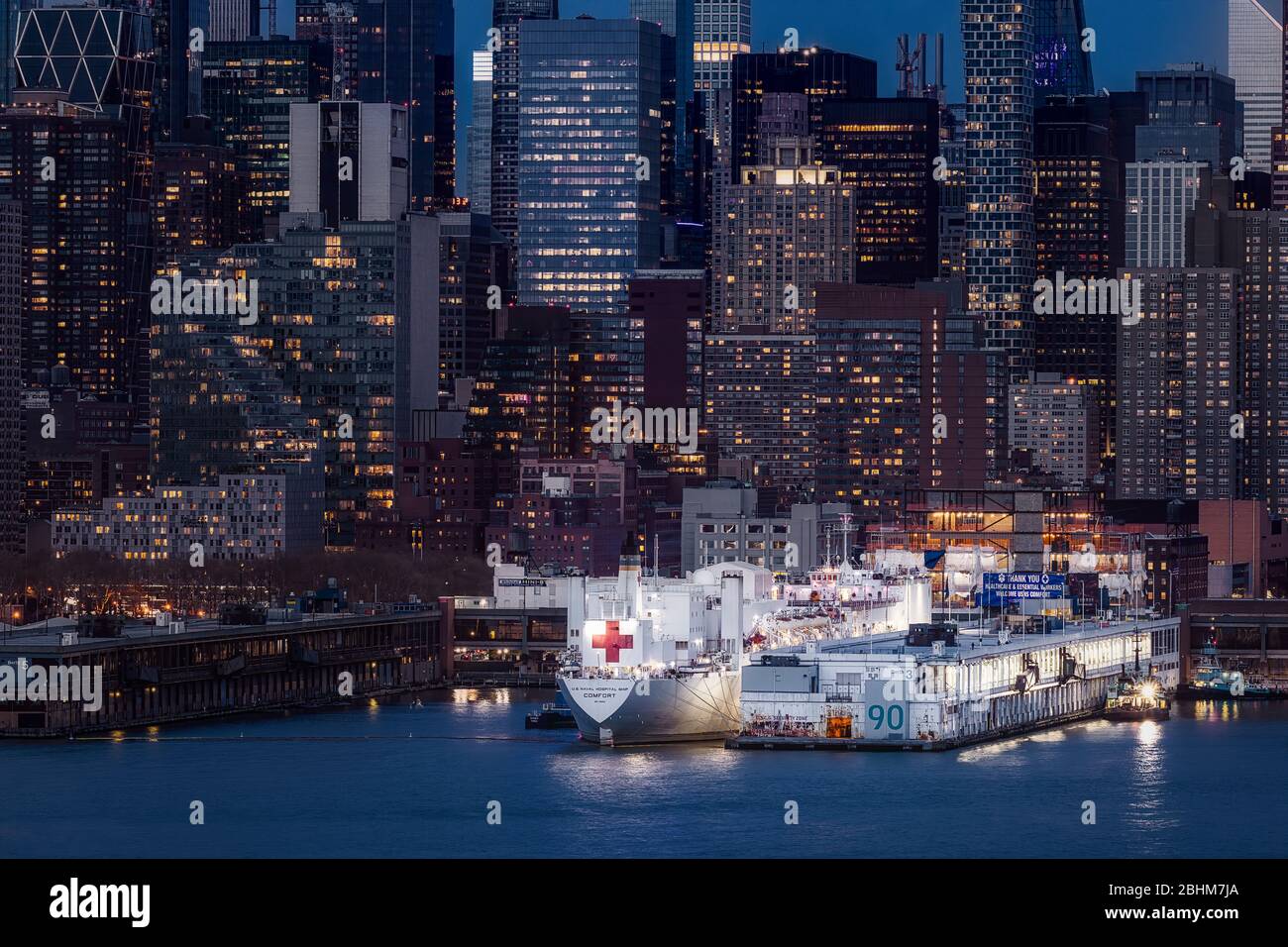 CONFORT de los barcos del Hospital Naval DE EE.UU. - Vista al USNS Comfort atracado en el muelle 90 en el horizonte urbano de Manhattan en la ciudad de Nueva York, NY Foto de stock