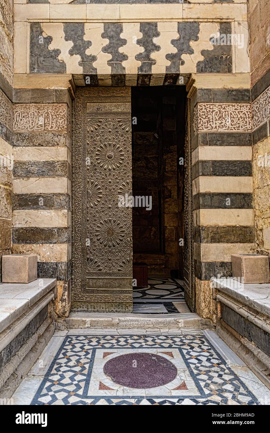 Puerta principal de la Escuela Coránica del complejo de la Mezquita Sultán Barquq-Madrassa Foto de stock