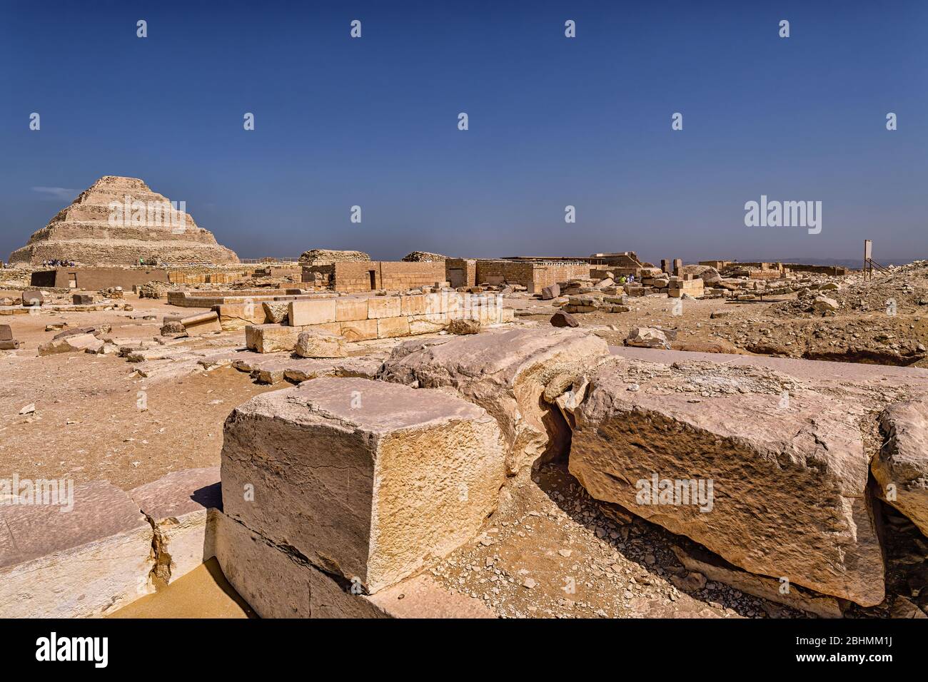 Pirámide escalonada de Djoser vista desde las ruinas de la pirámide de las ANUs Foto de stock
