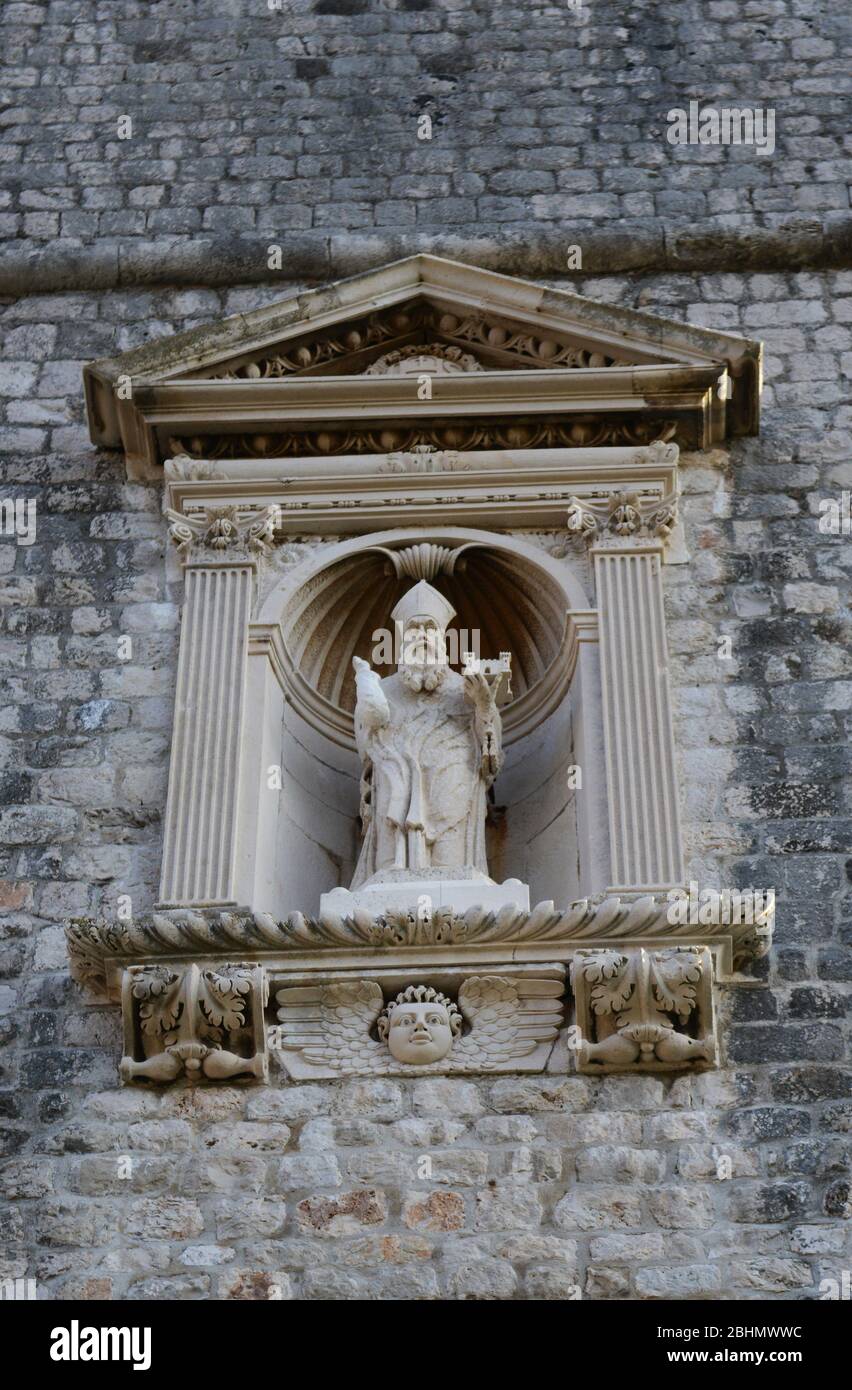 Estatua sobre la puerta de Pile en el casco antiguo de Dubrovnik, Croacia. Foto de stock
