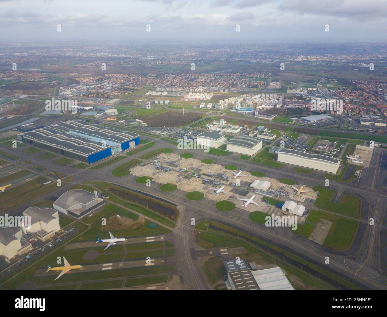 Francia, Haute-Garonne (31), Blagnac, Aeropuerto Toulouse-Blagnac, ZAC Aeroconstelation que alberga la planta de montaje de aviones Airbus (vista aérea) Foto de stock