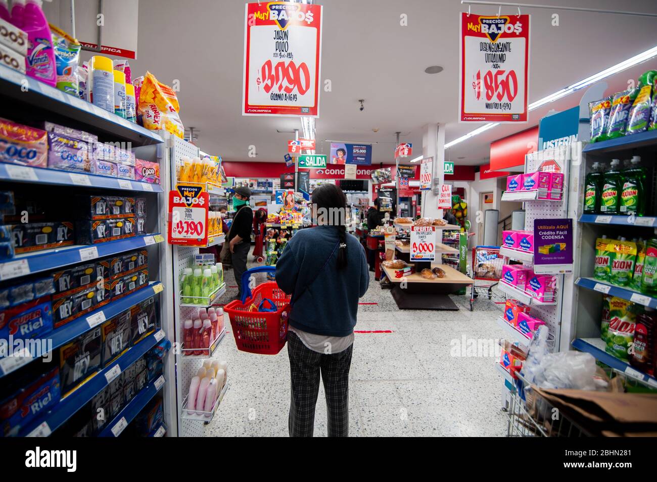 infraestructura saludo ratón o rata Las personas en los supermercados están obligadas a usar máscaras  protectoras durante la cuarentena que enfrenta la ciudad de Bogotá en medio  del Coronavirus (Covid-19) P Fotografía de stock - Alamy