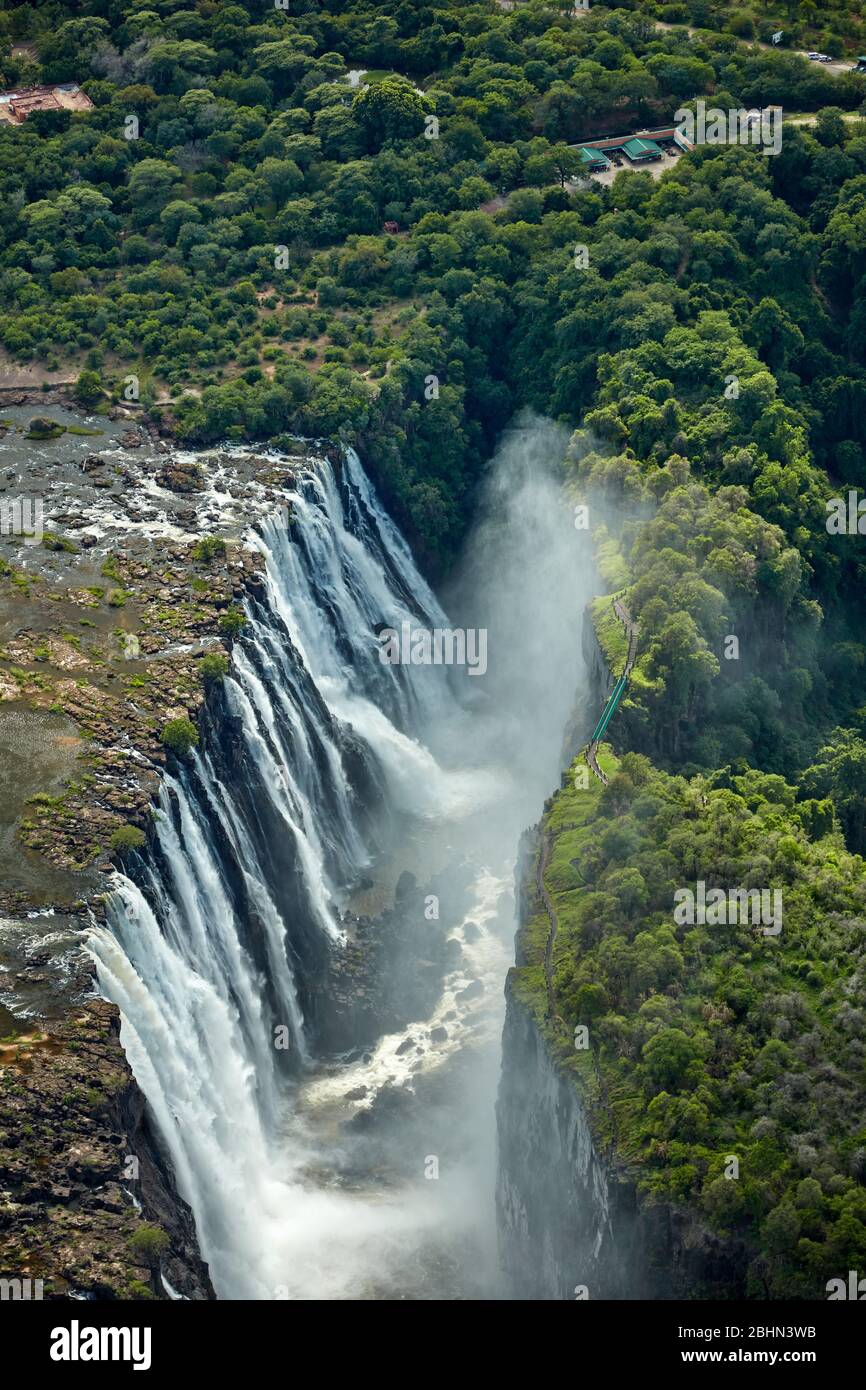 Cataratas Victoria o 'OSI-oa-Tunya' (el humo que truena), y el río Zambezi, frontera de Zimbabwe / Zambia, África del Sur - aéreo Foto de stock