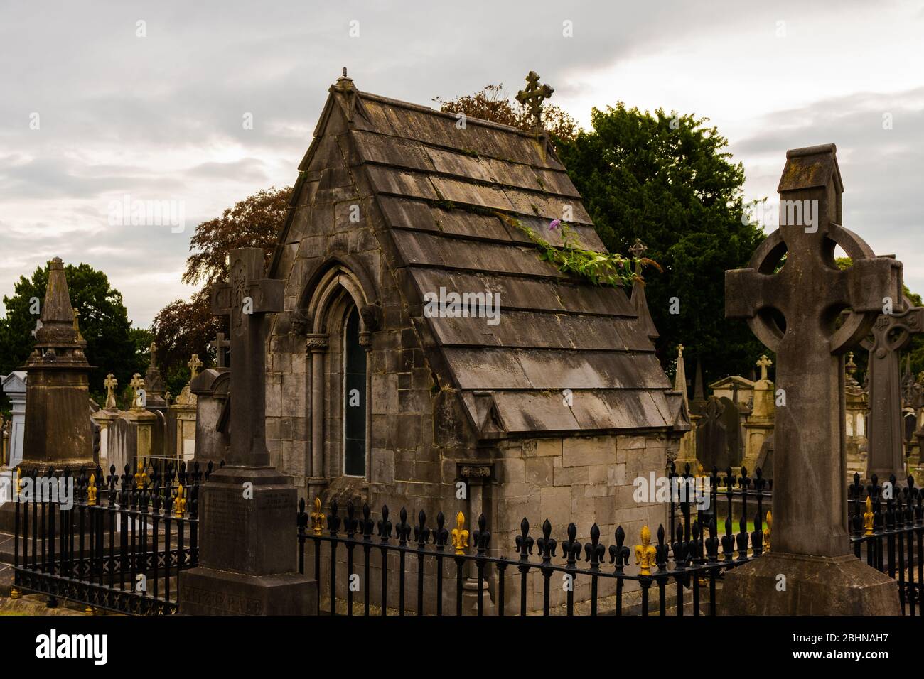 El cementerio Glasnevin fue fundado en 1831 y es el cementerio más grande de Irlanda. Más de un millón de personas fueron enterradas aquí. Foto de stock