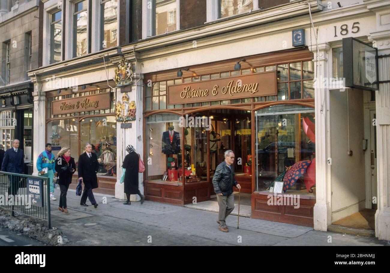 Swaine y Adeney Brigg Shop en St James's Londres, Inglaterra. La compañía británica se especializa en la fabricación de equipaje y paraguas. En la Fotografía de stock - Alamy