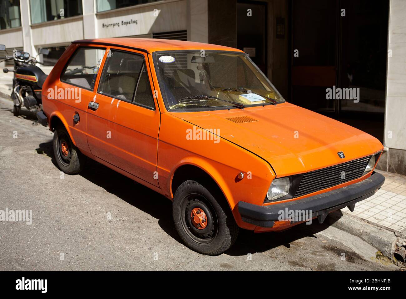 Yugo GV - coche naranja estacionado en la calle Foto de stock