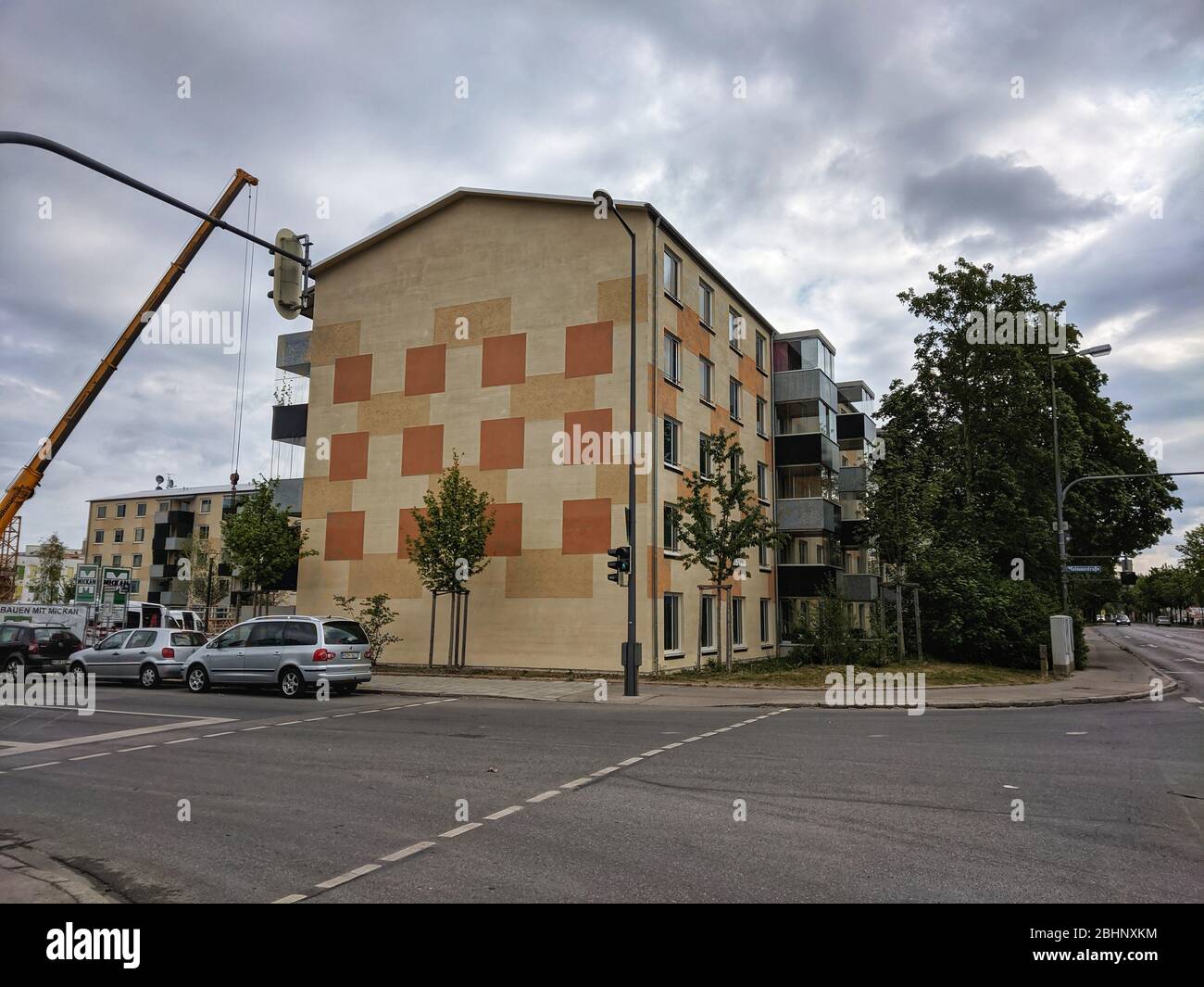 27 de abril de 2020, Munich, Baviera, Alemania: La residencia Wohnen fuer Alle que supuestamente ha abierto el uso de drogas y el tráfico a Aubing, así como el abuso e intimidación de residentes de grandes grupos de hombres. Los parques infantiles en Ueberlinger Weg Park en Munich son reportados por los residentes como un punto de acceso para grupos de traficantes y usuarios de drogas, fiestas nocturnas, pandillas y otros temas. Durante la crisis del Coronavirus, el parque se ha convertido en el hogar de fiestas regulares y nocturnas y de raves con grupos a veces grandes reportados. Los residentes declaran que la policía es llamada, pero a menudo no re Foto de stock