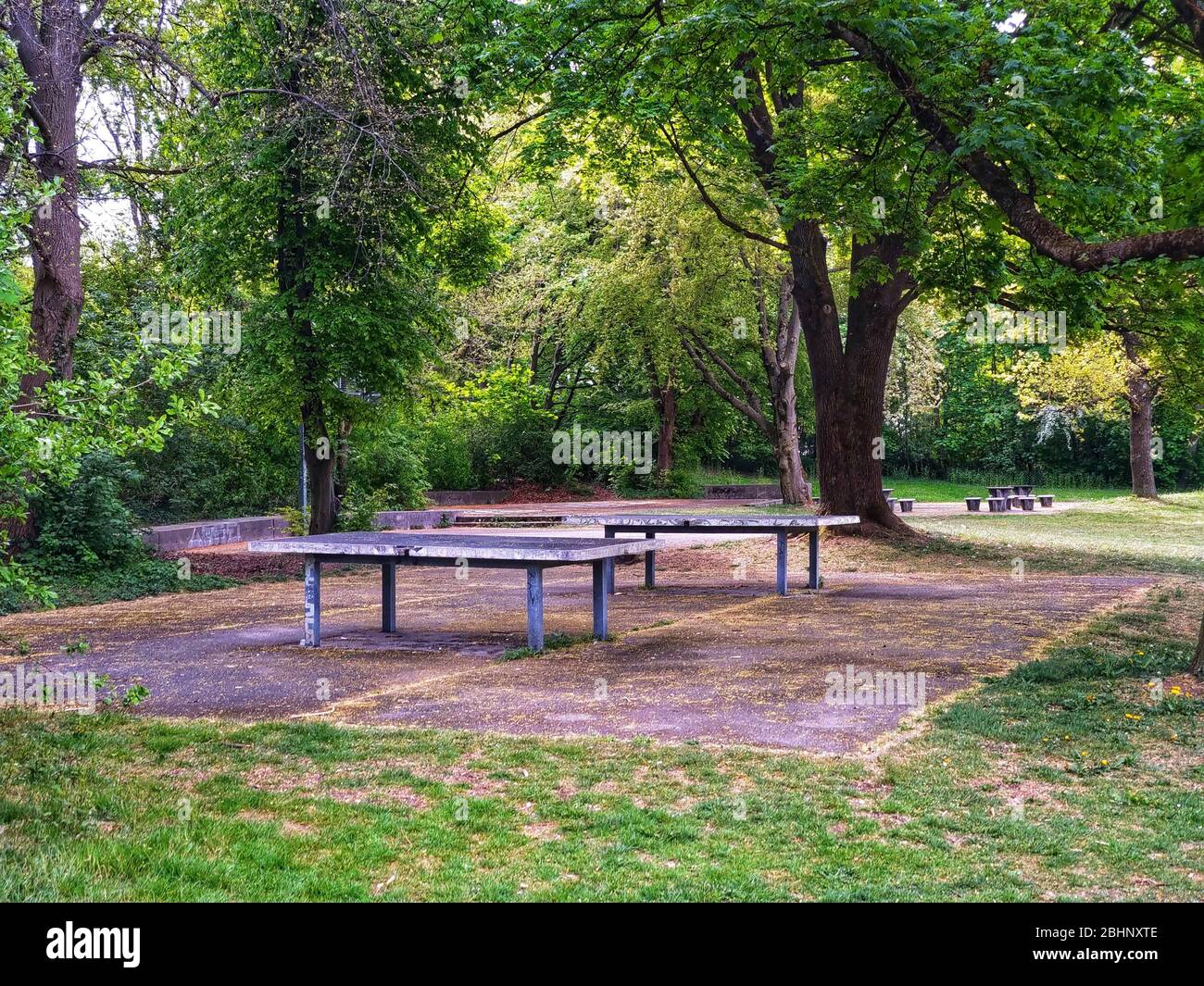 Munich, Baviera, Alemania. 27 de abril de 2020. Los parques infantiles en Ueberlinger Weg Park en Munich son reportados por los residentes como un punto de acceso para grupos de traficantes y usuarios de drogas, fiestas nocturnas, pandillas y otros temas. Durante la crisis del Coronavirus, el parque se ha convertido en el hogar de fiestas regulares y nocturnas y de raves con grupos a veces grandes reportados. Los residentes afirman que la policía es llamada, pero a menudo no responde, a pesar de las violaciones de las leyes de protección contra infecciones (Infektionsschutzgesetz). Los residentes del vecindario alegan que los problemas comenzaron en marzo de 2018, cuando Wohnen fuer Alle abrió sus puertas Foto de stock