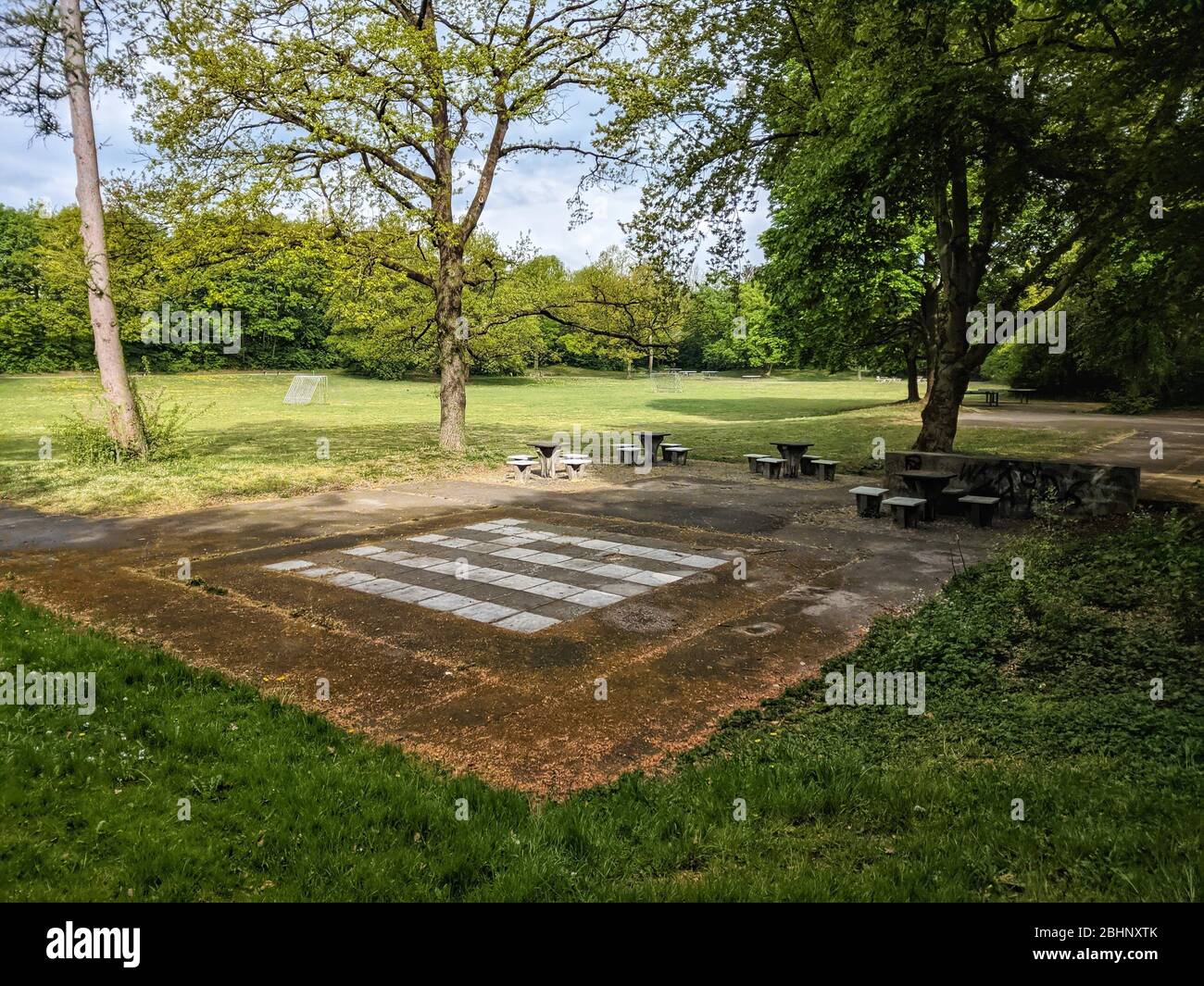 Munich, Baviera, Alemania. 27 de abril de 2020. Los parques infantiles en Ueberlinger Weg Park en Munich son reportados por los residentes como un punto de acceso para grupos de traficantes y usuarios de drogas, fiestas nocturnas, pandillas y otros temas. Durante la crisis del Coronavirus, el parque se ha convertido en el hogar de fiestas regulares y nocturnas y de raves con grupos a veces grandes reportados. Los residentes afirman que la policía es llamada, pero a menudo no responde, a pesar de las violaciones de las leyes de protección contra infecciones (Infektionsschutzgesetz). Los residentes del vecindario alegan que los problemas comenzaron en marzo de 2018, cuando Wohnen fuer Alle abrió sus puertas Foto de stock