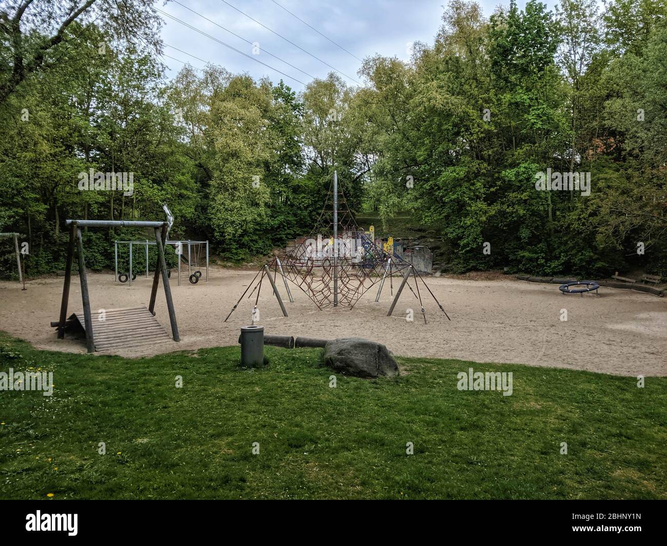 Munich, Baviera, Alemania. 27 de abril de 2020. Los parques infantiles en Ueberlinger Weg Park en Munich son reportados por los residentes como un punto de acceso para grupos de traficantes y usuarios de drogas, fiestas nocturnas, pandillas y otros temas. Durante la crisis del Coronavirus, el parque se ha convertido en el hogar de fiestas regulares y nocturnas y de raves con grupos a veces grandes reportados. Los residentes afirman que la policía es llamada, pero a menudo no responde, a pesar de las violaciones de las leyes de protección contra infecciones (Infektionsschutzgesetz). Los residentes del vecindario alegan que los problemas comenzaron en marzo de 2018, cuando Wohnen fuer Alle abrió sus puertas Foto de stock