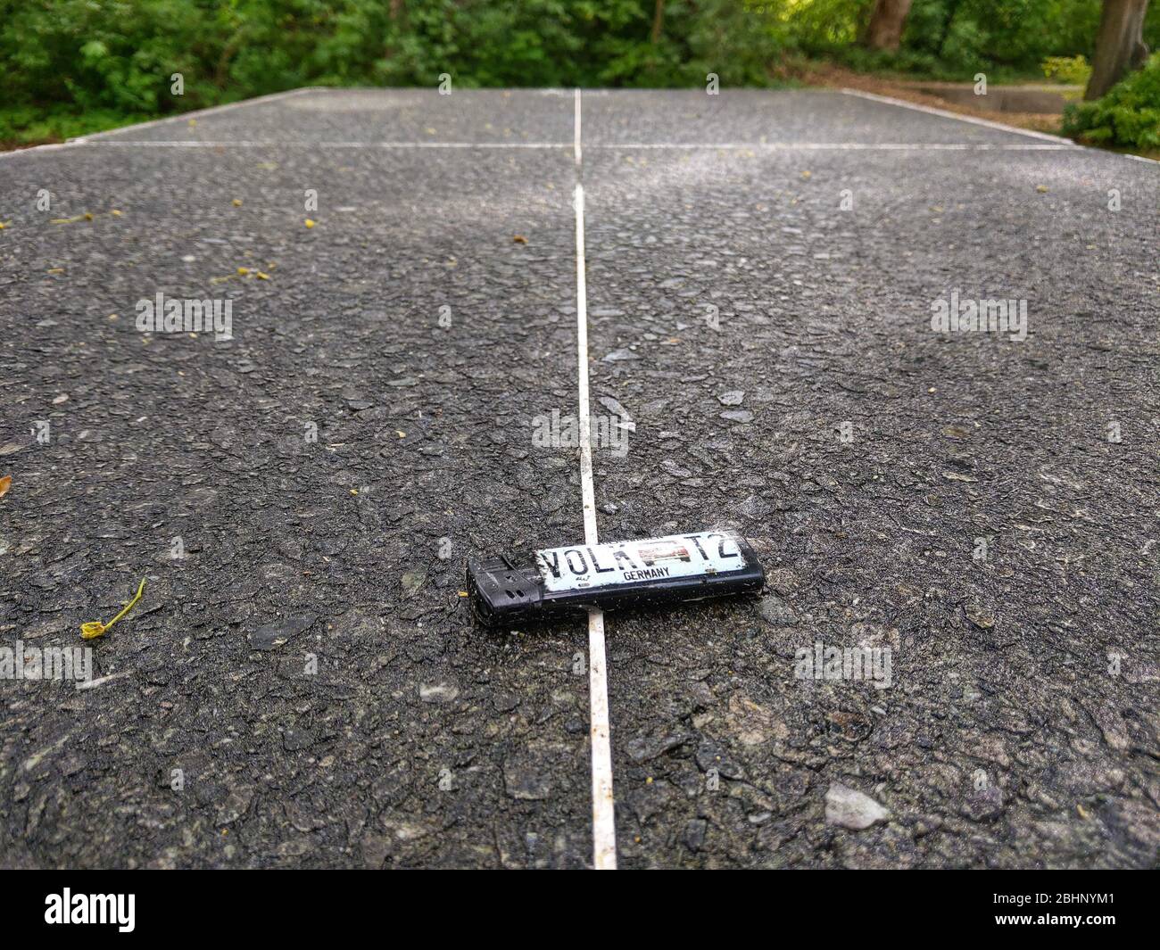 Munich, Baviera, Alemania. 27 de abril de 2020. Una luz que se dejó en un patio de juegos en Munich donde los residentes locales alegan que se han celebrado fiestas grandes por la noche con poca o ninguna respuesta policial. Los parques infantiles en Ueberlinger Weg Park en Munich son reportados por los residentes como un punto de acceso para grupos de traficantes y usuarios de drogas, fiestas nocturnas, pandillas y otros temas. Durante la crisis del Coronavirus, el parque se ha convertido en el hogar de fiestas regulares y nocturnas y de raves con grupos a veces grandes reportados. Los residentes declaran que la policía es llamada, pero a menudo no responde, a pesar de las violaciones de la Foto de stock