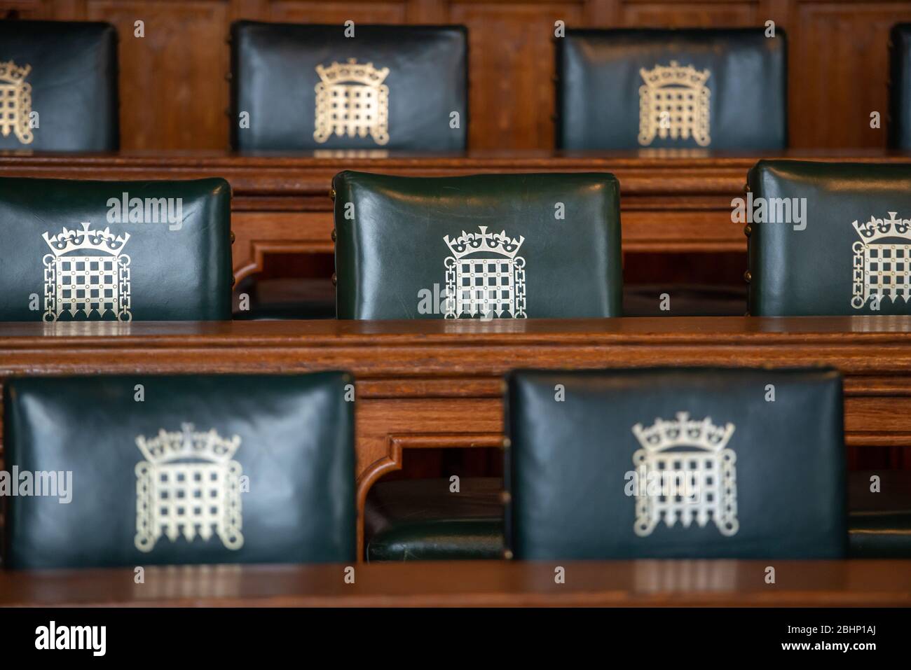 Asientos vacíos en el Palacio de Westminster. Sala de reuniones House of Commons. Foto de stock