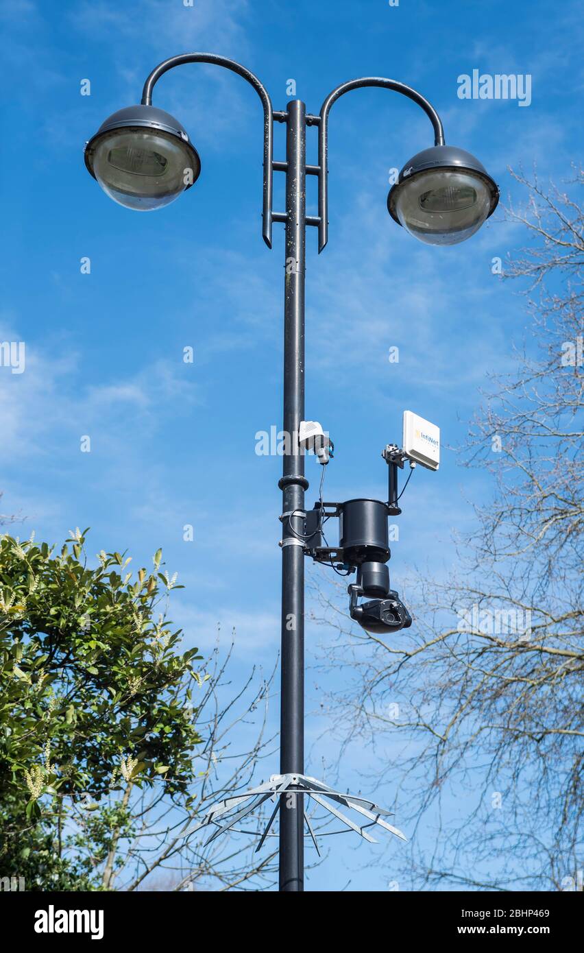 Una cámara CCTV de vigilancia en un soporte giratorio con conexión