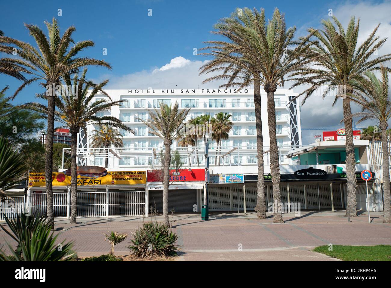 PALMA DE MALLORCA, ESPAÑA - ABRIL 26 2020 : Hotel Riu San Francisco en la  Playa de Palma at - los niños salen de la Casa en Mallorca durante la  cerradura de
