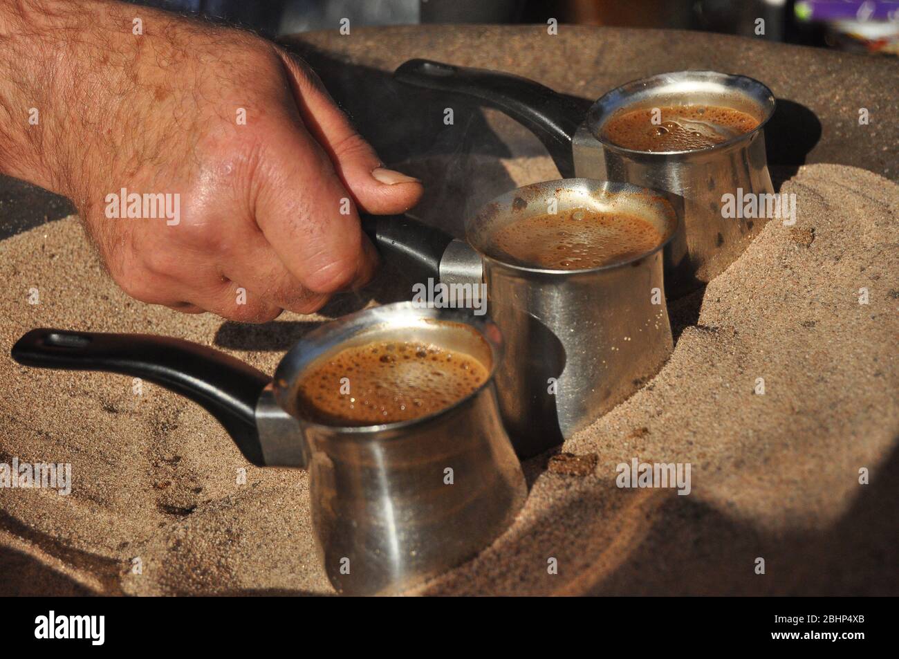 Café árabe elaborado en un crisol de metal de latón en