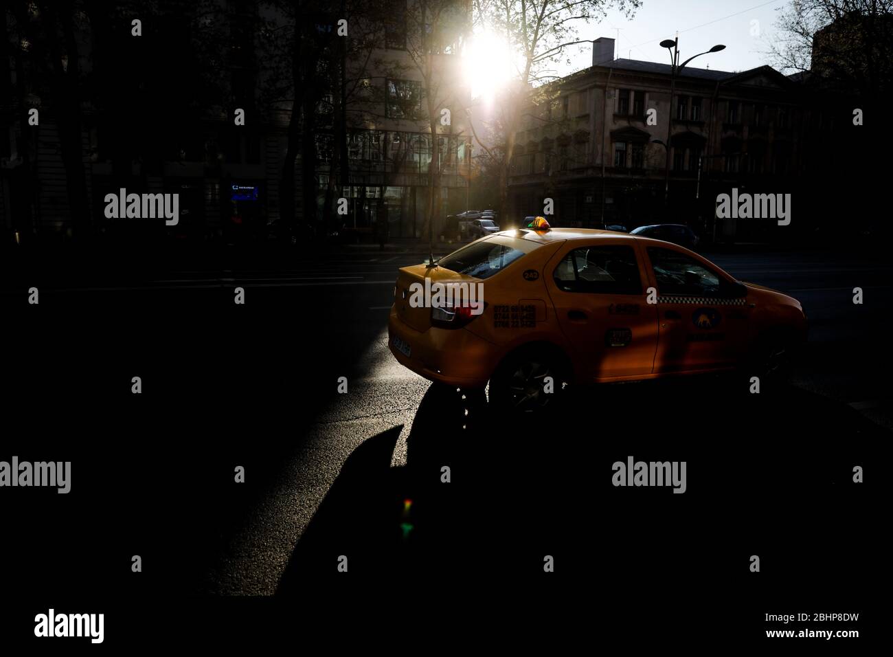 Bucarest, Rumania - 22 de abril de 2020: Taxi en Bucarest durante el cierre covid-19. Foto de stock