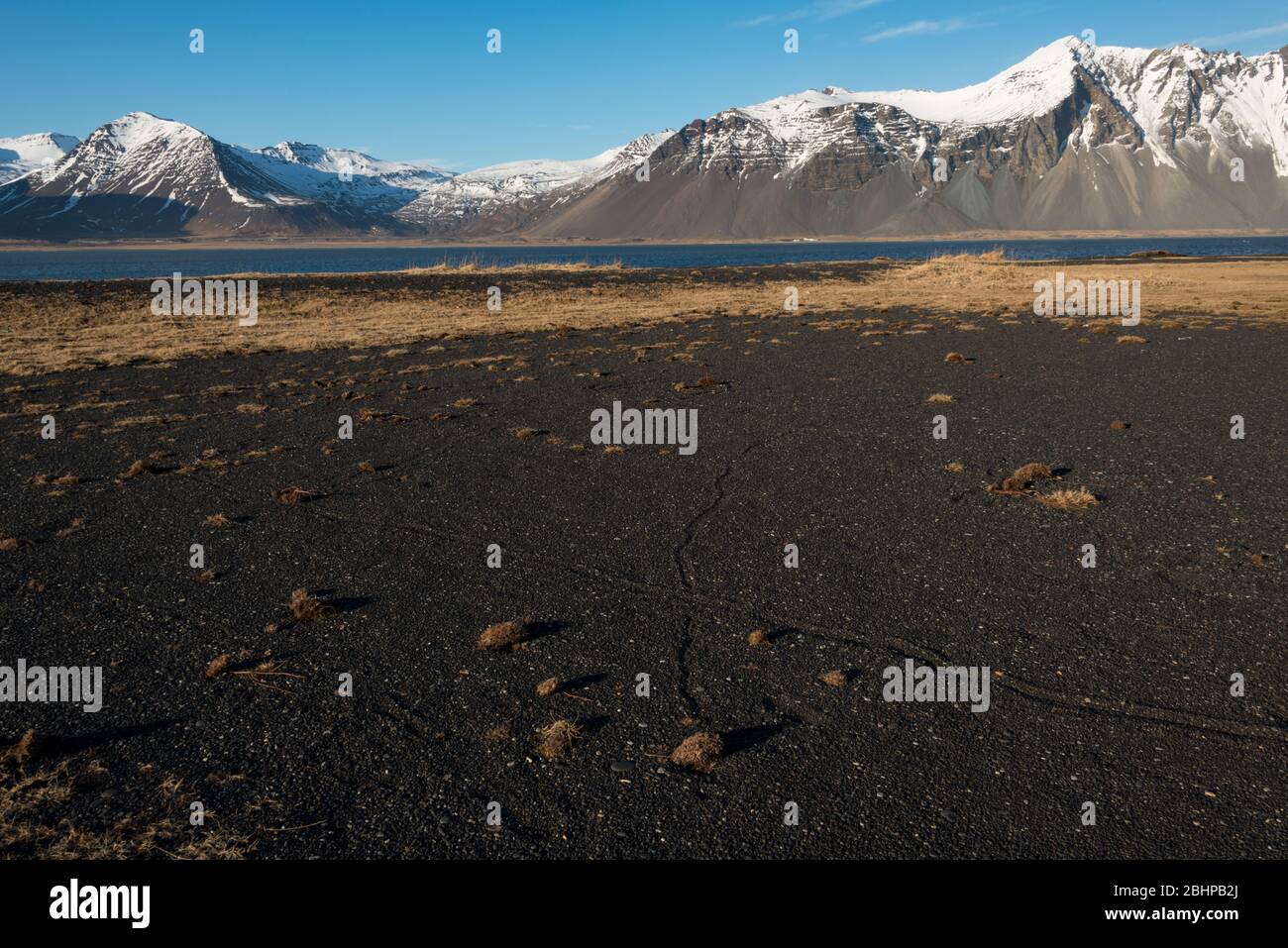 El escupir de arena negra y el fondo montañoso en Eystrahorn, Islandia Foto de stock
