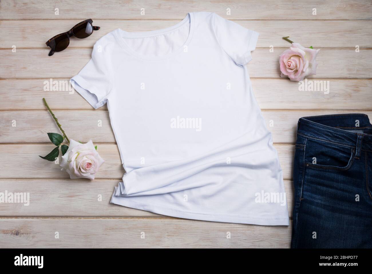 Camiseta blanca de algodón para mujer con rosas rosas, jeans y gafas de sol. Diseño camiseta plantilla, estampado de camiseta presentación efecto doble Foto de stock