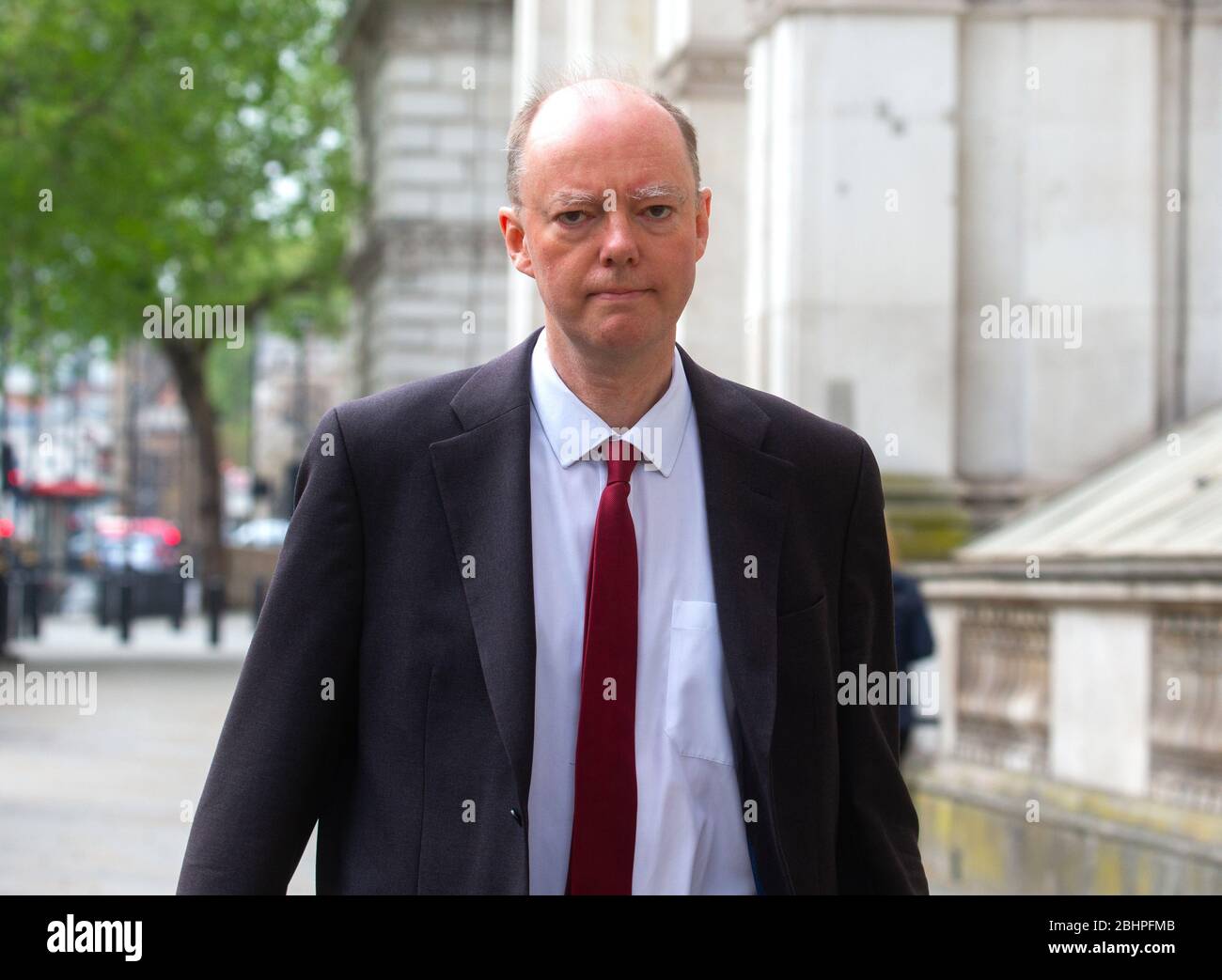 Chris Whitty, Director médico y Consejero médico Jefe del Gobierno del Reino Unido, llega a Downing Street para una reunión de Covid-19 presidida por Boris. Foto de stock