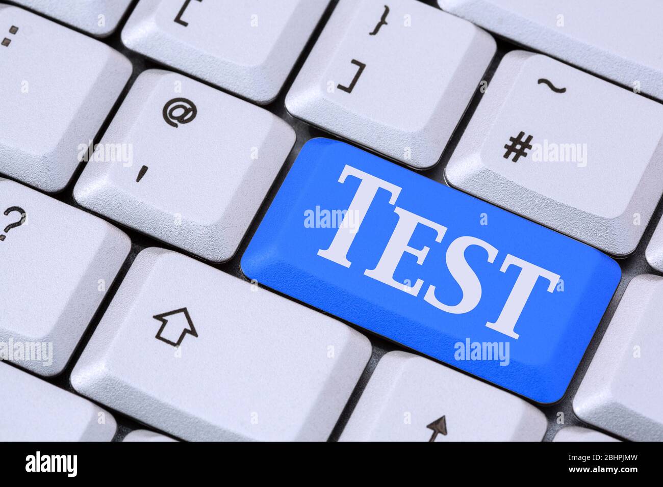 Un teclado con la palabra TEST en una tecla ENTER azul. Pruebas COVID-19 o concepto de educación. Inglaterra, Reino Unido, Gran Bretaña Fotografía de stock - Alamy